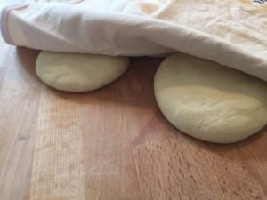 Die Teiglinge müssen etwas ruhen