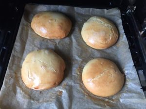 Die Burger Buns sind fertig gebacken
