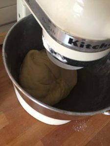 Der Teig muss noch etwas geknetet werden