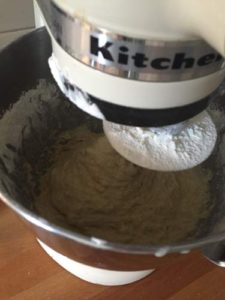 Der teig für die Burger Buns wird in der Küchenmaschine zubereitet
